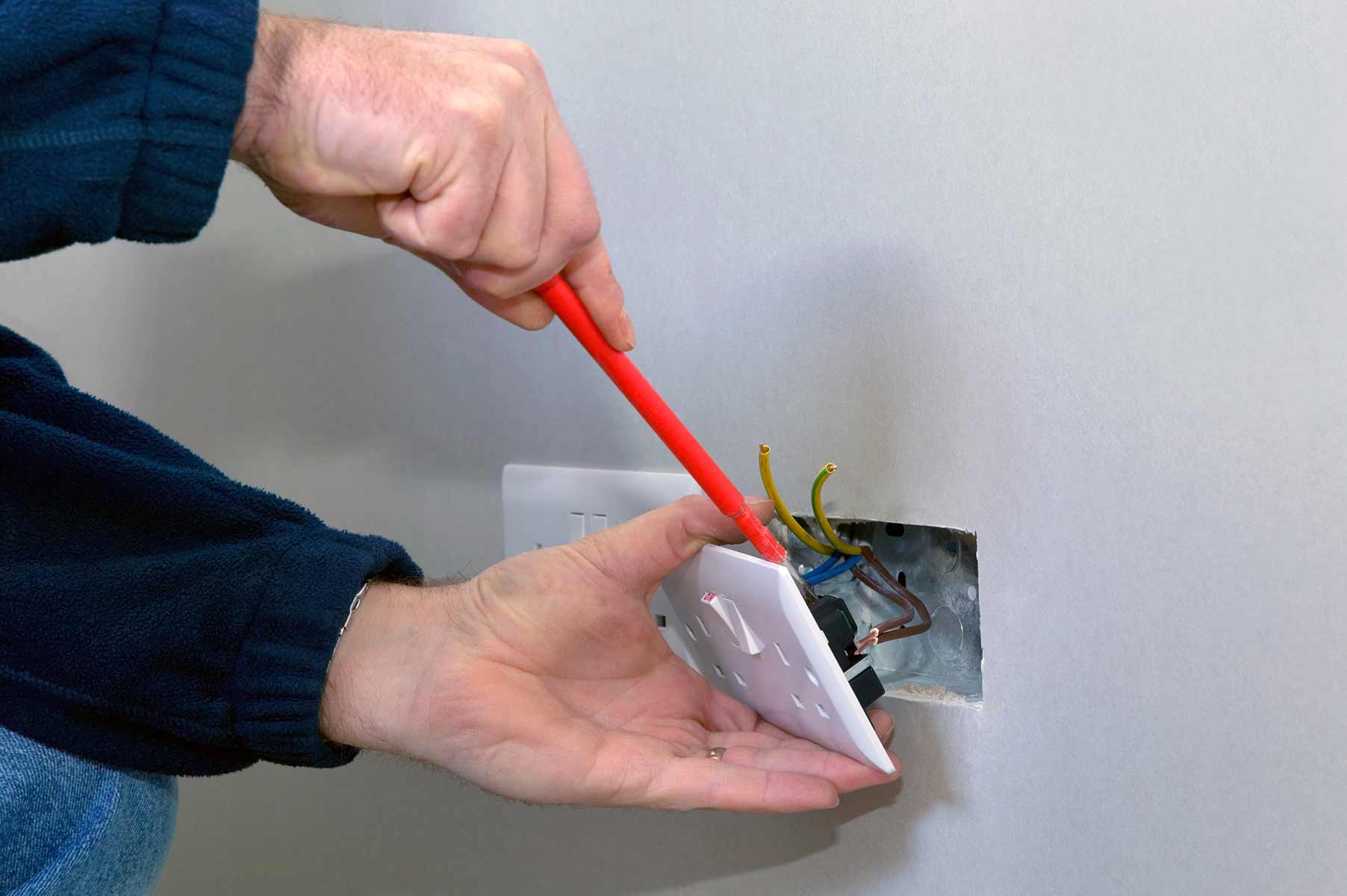 Our electricians can install plug sockets for domestic and commercial proeprties in Ivybridge and the local area. 